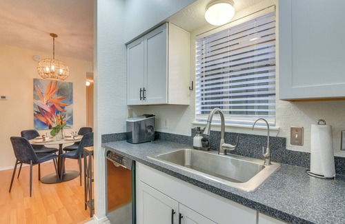 Galveston Condo | 1 Mi to Shore: Condo w/Pool Access in Galveston