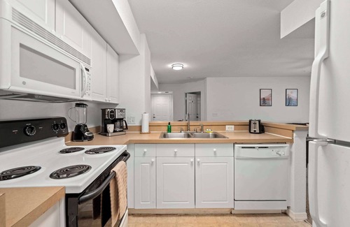 Temple Terrace Condo | 1 MI to USF! Budget Friendly, Pool, GYM