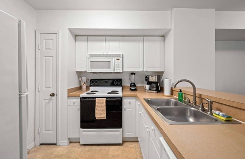 Temple Terrace Condo | 1 MI to USF! Budget Friendly, Pool, GYM
