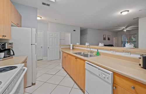 Temple Terrace Condo | 1 MI to USF, Free Pool, GYM!