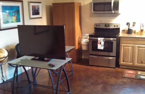 Sam Hughes Cottage | 1 mile east of the University of Arizona . 1.25 miles from UMC .