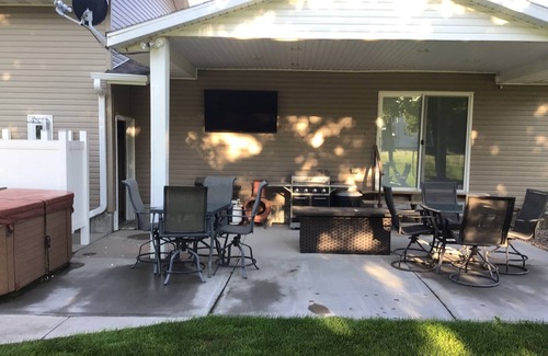 Republican City House | 1 mile from the second largest lake in Nebraska with the best fishing & hunting