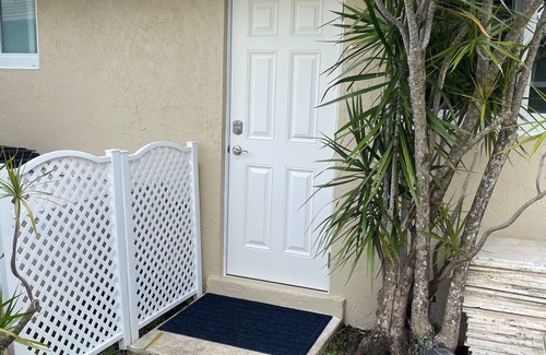 East Boca Raton Apartment | 1 Mile to Bch!, E. Boca Studio w/Private Entrancen