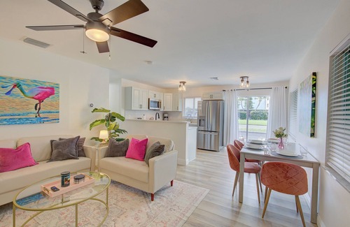 Dunedin Condo | 1 Mile To Honeymoon Island 2 King Beds Free Beach Pass Beach Essentials Provided
