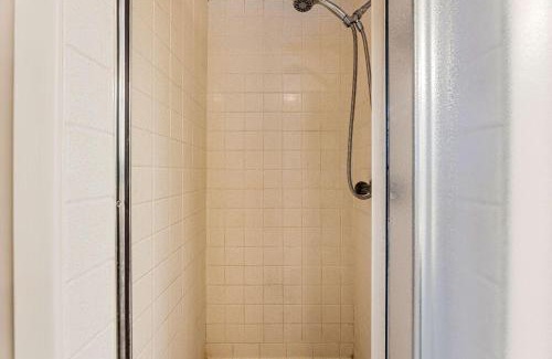 Woodson Village - Pershing House | 1 Mile to Texas A&M & Kyle Field - 5BD with Pingpong Table, Firepit and parking for 8 cars!