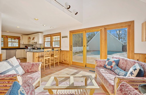 Quogue House | 1 mile to the beach, this Quogue home has it all.