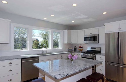 Dennis Port House | 1 min walk from private beach - 4 bd main house, 2 bd carriage house!