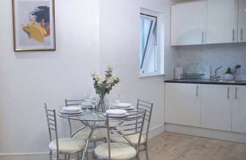 Luton Apartment | 1-min walk to Town & Station I Near Airport I Parking