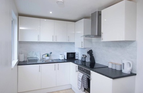 Luton Apartment | 1-min walk to Town & Station I Near Airport I Parking