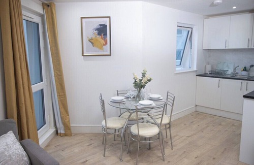 Luton Apartment | 1-min walk to Town & Station I Near Airport I Parking