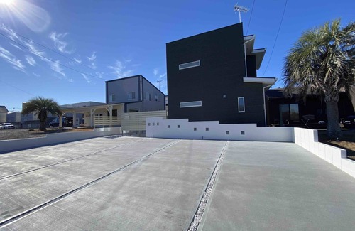 Ichinomiya Villa | 1 minute walk to the surf point beach! A California-style villa! BBQ while relaxing on the outdoor shower and garden sofa!