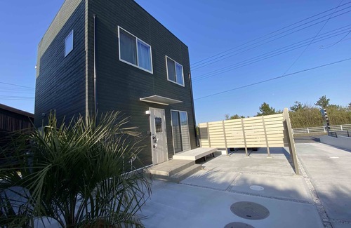Ichinomiya Villa | 1 minute walk to the surf point beach! A California-style villa! BBQ while relaxing on the outdoor shower and garden sofa!
