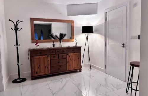 East Grinstead House | 1 Orchard Farm Cottages Sleeps 10, Open plan Kitchen & Large Garden