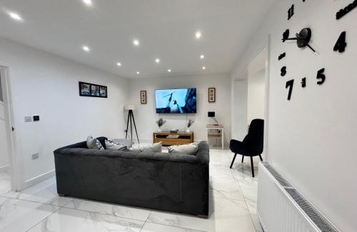 East Grinstead House | 1 Orchard Farm Cottages Sleeps 10, Open plan Kitchen & Large Garden