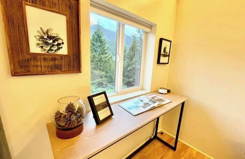 Port Angeles Apartment | #1 Pine Queen Room - Fireplace in Olympic Nat'l Prk