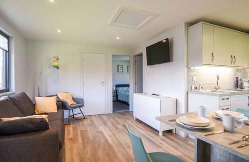 Combpyne Cottage | 1 PINEWOOD RETREAT, romantic, character holiday cottage in Lyme Regis
