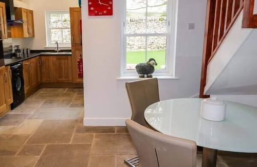 Blackwell in the Peak Cottage | 1 PRIMITIVE CROFT, pet friendly, with open fire in Chelmorton