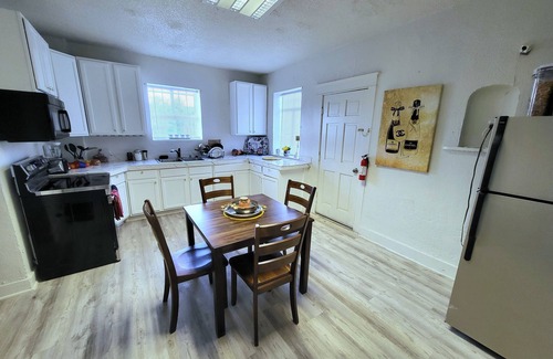 West Colfax House | 1 private bedroom+ bathnsuper fast internet, txt2