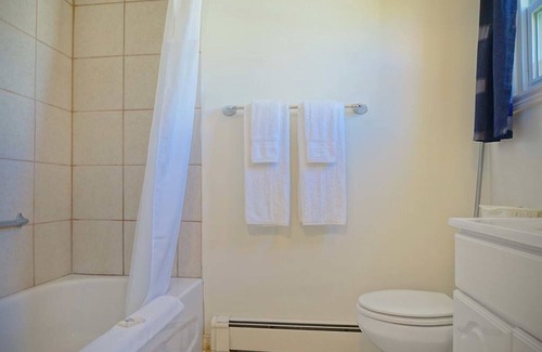 Summerside House | (1) Private Queen Suite at Green Acres Summerside