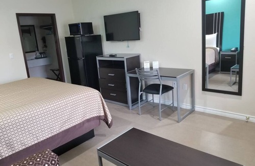 Bay City Hotel | 1 Queen Bed Kitchenette Non-Smoking, Scottish Inns Bay City TX, Free Parking