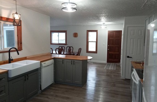 Algoma District House | 1 Queen & Private Bath w/Soaker Tub