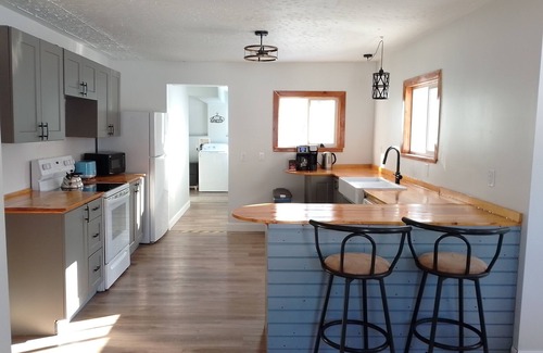Algoma District House | 1 Queen & Private Bath w/Soaker Tub