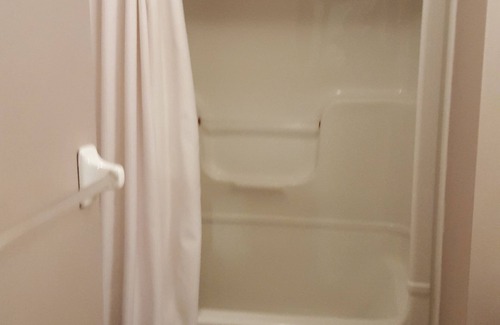 Waterloo House | 1 room fo Female Only Prefered Student, or professional studying/working