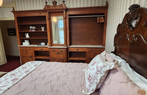 Springfield Hotel | #1 Rose Room at The Feitshans House