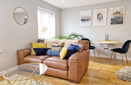 Arundel Apartment | 1 Roseland Apartment, Arundel - a flat that sleeps 2 guests in 1 bedroom
