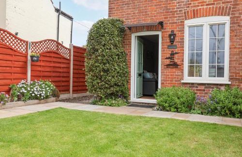 Lowestoft House | 1 Rumsby Cottages