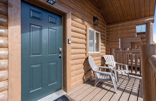 St. Charles Cabin | #1 Ski Cabin! Newly Remodeled! AC! Sleeps 4!