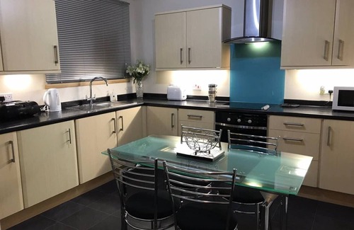 Perth Apartment | 1 St Catherine’s City Cottage. Free Parking & WiFi
