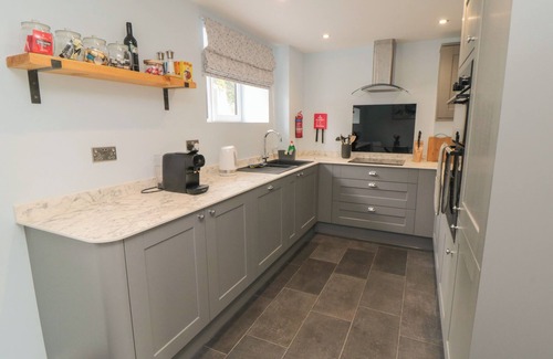 Langtoft Cottage | 1 STAVELEY COTTAGES, pet friendly, with a garden in Great Driffield