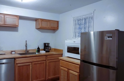 Twinsburg House | 1-Story Cute Home, Fast WiFi, Close 2 Cuyahoga National Park, Infant/Toddler Bed