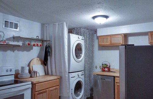 Twinsburg House | 1-Story Cute Home, Fast WiFi, Close 2 Cuyahoga National Park, Infant/Toddler Bed
