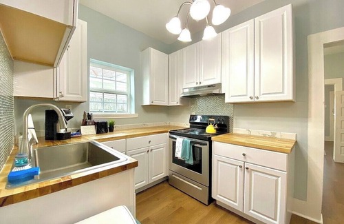 Del Mar House | #1 SunnyBungalowByTheBay 1BDR 5 min2Beach & Downtn