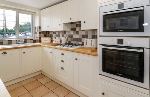 Llanbedr-y-cennin Cottage | 1 TAN YR YWEN, pet friendly, character holiday cottage in Tal-Y-Bont