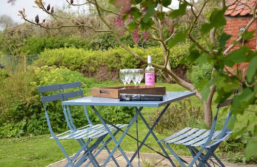 Lowestoft Cottage | 1 TUNNS COTTAGES, RUSHMERE, NR BECCLES, pet friendly in Beccles