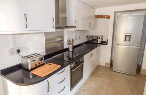 Upton upon Severn Cottage | 1 WILLOW COTTAGE, family friendly in Upton Upon Severn