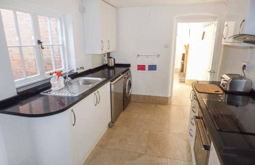 Upton upon Severn Cottage | 1 WILLOW COTTAGE, family friendly in Upton Upon Severn