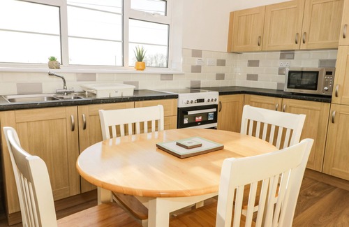 Arnold Cottage | 1 WOODHOUSE COTTAGES, pet friendly, with a garden in Skirlaugh