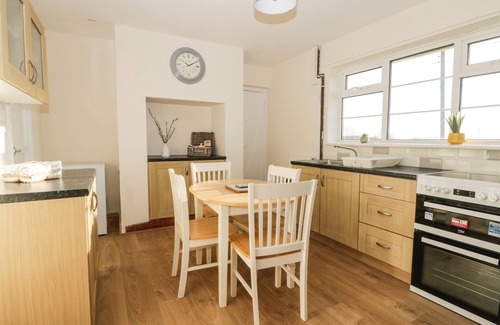 Arnold Cottage | 1 WOODHOUSE COTTAGES, pet friendly, with a garden in Skirlaugh