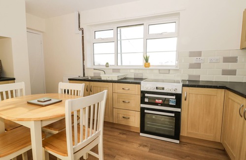 Arnold Cottage | 1 WOODHOUSE COTTAGES, pet friendly, with a garden in Skirlaugh