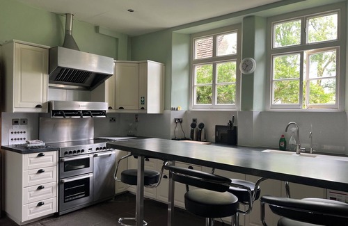 Colerne House | 10-16 persons. Variable rates. 4 large (20-25 sq mtr) en suite rooms.