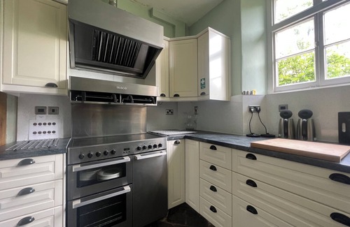 Colerne House | 10-16 persons. Variable rates. 4 large (20-25 sq mtr) en suite rooms.