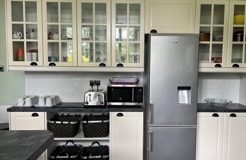 Colerne House | 10-16 persons. Variable rates. 4 large (20-25 sq mtr) en suite rooms.