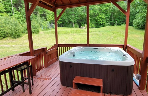 Brodheadsville House | 10 Acres Secluded Property, Hot Tub , Pool, Sauna, WiFi, Pond, Central AC