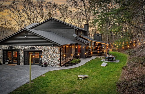 Morganton Cabin | 10 Acres, Sleeps 12 + Hot Tub + Sauna + Stocked Fishing Pond + Kayaks & More