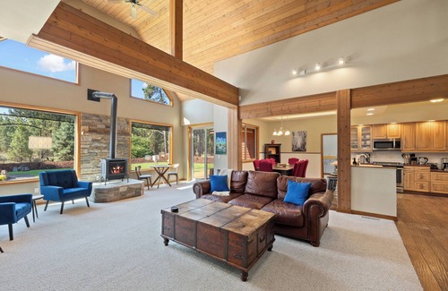 Cle Elum House | 10 Acres Sleeps 19! XL Hot Tub Game Rm Theatre EV Chgr