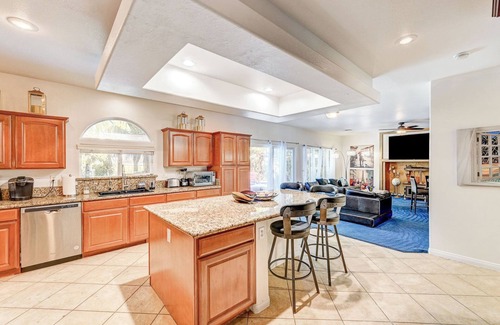 Winchester House | 10 Bedroom Botanical Oasis - Entertainment Paradise - Perfect for Group Getaways